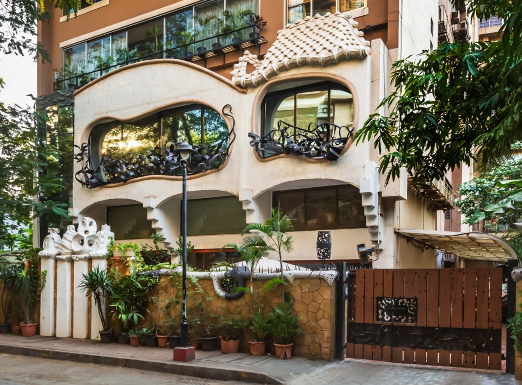 Luckville Bungalow Juhu Residential in Mumbai image 1